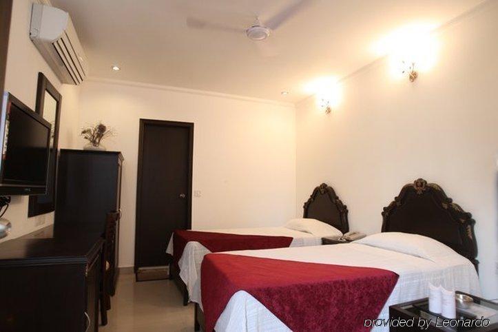 Hotel Clark Heights Nueva Delhi Habitación foto